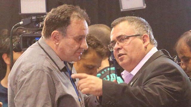 MK David Bitan (R), the organizer of the pro Netanyahu rally (Photo: Motti Kimchi)