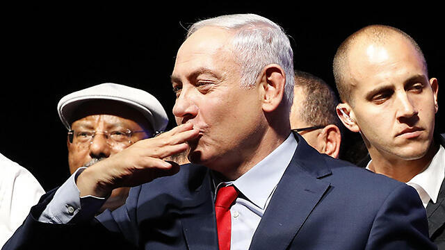 Netanyahu blowing a kiss to his supporters (Photo: AFP) (צילום: AFP) Netanyahu blowing a kiss to his supporters (Photo: AFP)