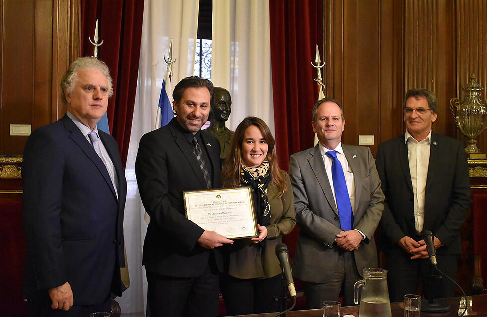 Dr. Alejandro Roisentul, second from the left, receiving the awardnullnull Dr. Alejandro Roisentul, second from the left, receiving the award