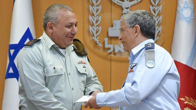 Lt. Gen. Gadi Eisenkot congratulating Maj. Gen. Amir Eshel (Photo: IDF Spokesperson's Unit)