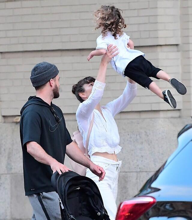 רגע משפחתי שנתפס בעדשת הפפראצי