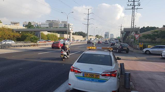 Шоссе №4 после обрушения моста. Фото: Ави Хай (צילום: אבי חי) Шоссе №4 после обрушения моста. Фото: Ави Хай