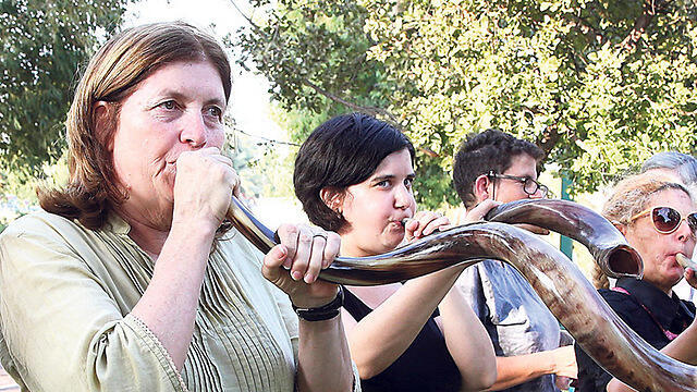 Women of the Wall blowing the shofar (Photo: Yariv Katz)nullnull Women of the Wall blowing the shofar (Photo: Yariv Katz)