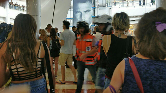 Люди спешат покинуть "Азриэли". Фото: Нурит Йоханан (צילום: נורית יוחנן) Люди спешат покинуть "Азриэли". Фото: Нурит Йоханан