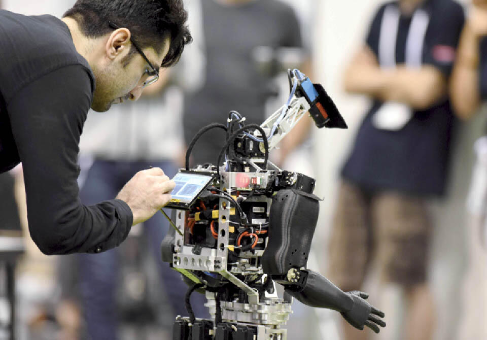 Робот-футболист, участвовавший в матче гуманоидной лиги в турнире RoboCup. Фото: Казухиро Ноги (Фото: Казухиро Ноги) Робот-футболист, участвовавший в матче гуманоидной лиги в турнире RoboCup. Фото: Казухиро Ноги