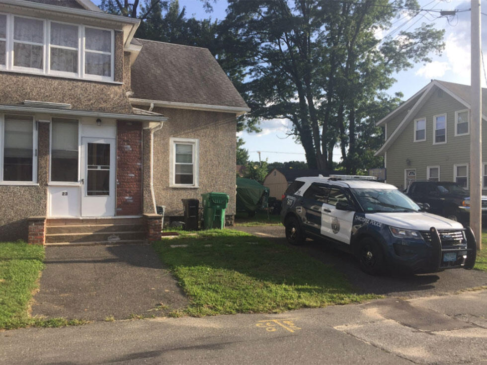 А вот и ее нынешний дом с охраной