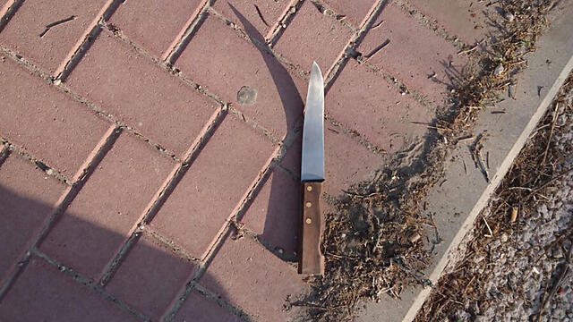 The knife held by Zahran during the attack (Photo: Police Spokesperson's Unit) (צילום: דוברות המשטרה) The knife held by Zahran during the attack (Photo: Police Spokesperson's Unit)