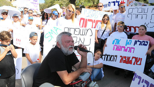 Meretz MK Ilan Gilon joins the protesters (Photo: Amit Shabi)