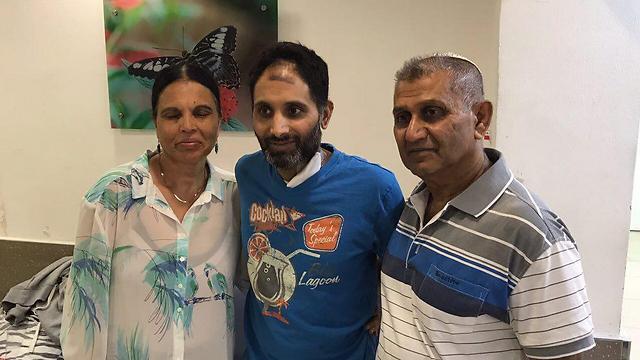 Нив Нехемия с родителями в день выписки из больницы. Фото: Эфрат Срара: 