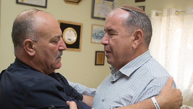 Bereaved father David Malka meeting with Shachiv Shnaan (Photo: Gil Nechushtan) (צילום: גיל נחושתן) Bereaved father David Malka meeting with Shachiv Shnaan (Photo: Gil Nechushtan)