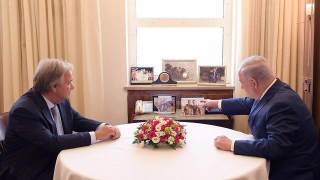 Нетаниягу показывает генсеку ООН фотографии похищенных солдат. Фото: Амос Бен-Гершон, ЛААМ