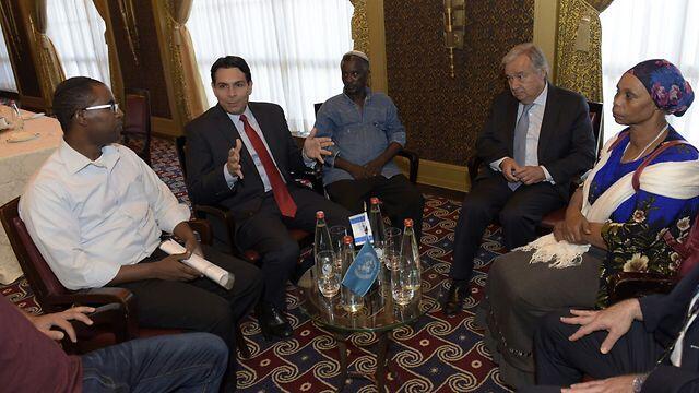 Danon, Guterres and the family of Abera Mengistu (Photo: Shlomi Amsalem) (צילום: שלומי אמסלם) Danon, Guterres and the family of Abera Mengistu (Photo: Shlomi Amsalem)
