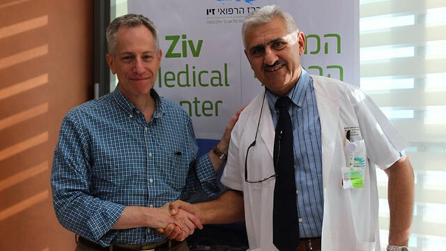 Ratney (L) and Prof. Lernet (Photo: Ziv Medical Center)
