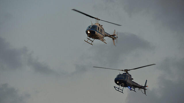 An aerial demonstration with the police's old helicopter (top) and the new H125 (Photo: Israel Police) (צילום: דוברות המשטרה) An aerial demonstration with the police's old helicopter (top) and the new H125 (Photo: Israel Police)