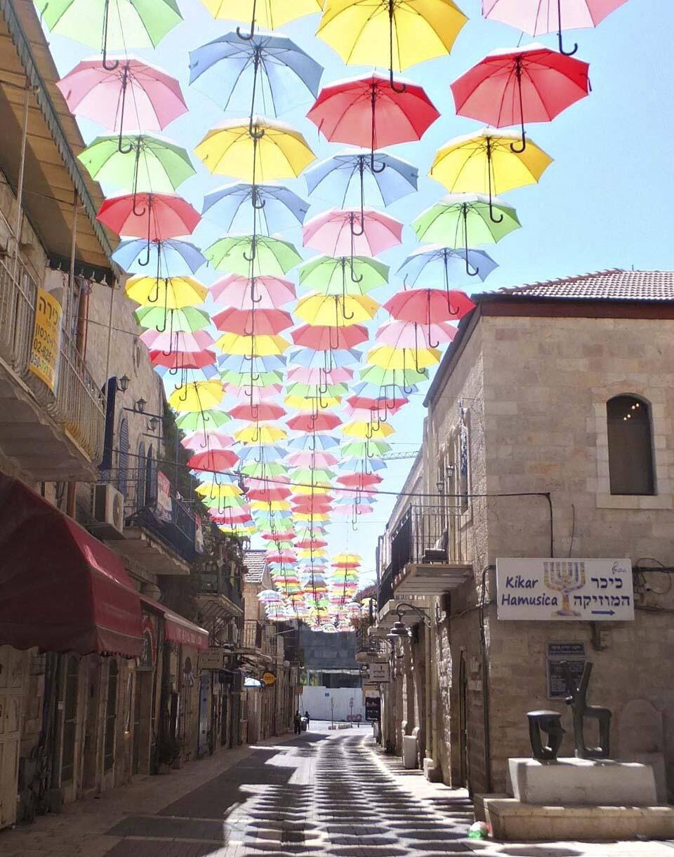 Декоративные зонтики в Иерусалиме. Фото: Леон Левитас (Фото: Леон Левитас) Декоративные зонтики в Иерусалиме. Фото: Леон Левитас