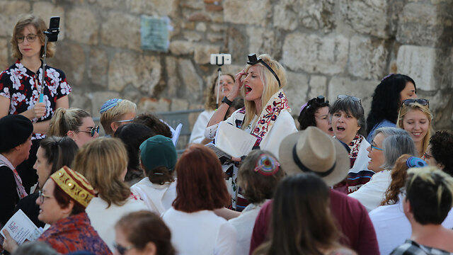 Women praying at the Wall (Photo: Amit Shabi)