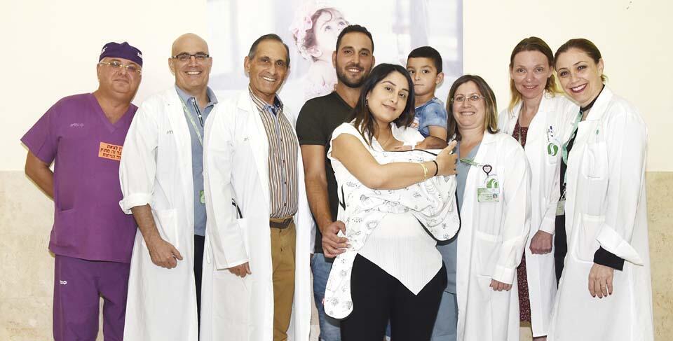 Лираз Коэн со специалистами больницы "Сорока". Фото: Рахель Давид (Фото: Рахель Давид (Сорока)) Лираз Коэн со специалистами больницы "Сорока". Фото: Рахель Давид