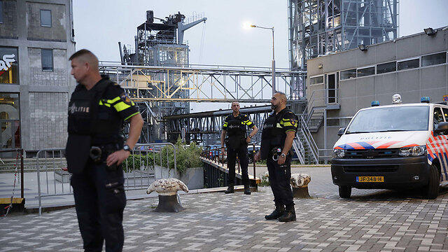 Полиция в Роттердаме. Фото: ЕРА (צילום: EPA) Полиция в Роттердаме. Фото: ЕРА