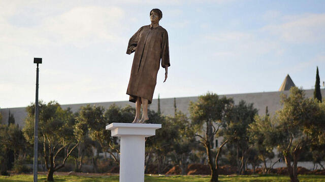 The statue of Naornullnull The statue of Naor