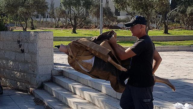 Security removing the statue (Photo: Yishai Porat) (צילום: ישי פורת) Security removing the statue (Photo: Yishai Porat)