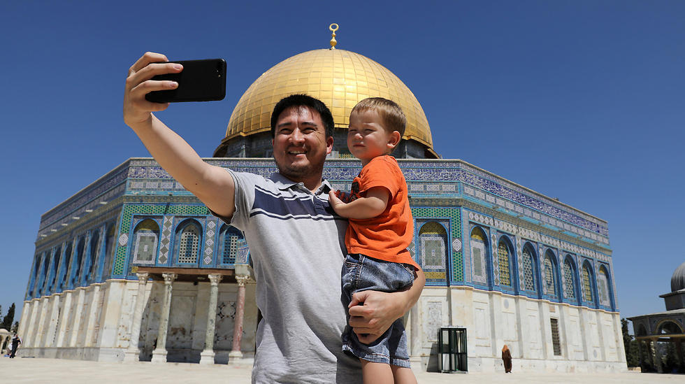 Muslim tourist takes a selfie outside the Dome of the Rock (Photo: Reuters) (צילום: רויטרס) Muslim tourist takes a selfie outside the Dome of the Rock (Photo: Reuters)