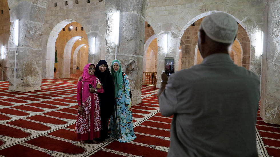 Muslim tourists take a photo inside al-Aqsa mosque (Photo: Reuters) (צילום: רויטרס) Muslim tourists take a photo inside al-Aqsa mosque (Photo: Reuters)