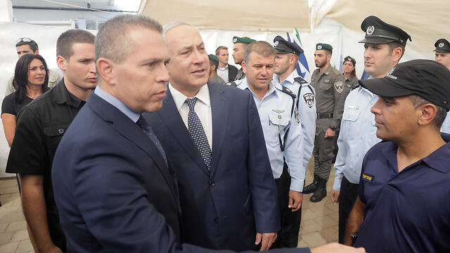 Minister Erdan and PM Netanyahu (Photo: Shaul Golan)