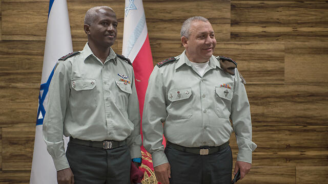 Dr. Yitzhaki with IDF chief Eisenkot (Photo: IDF Spokesman's Office)