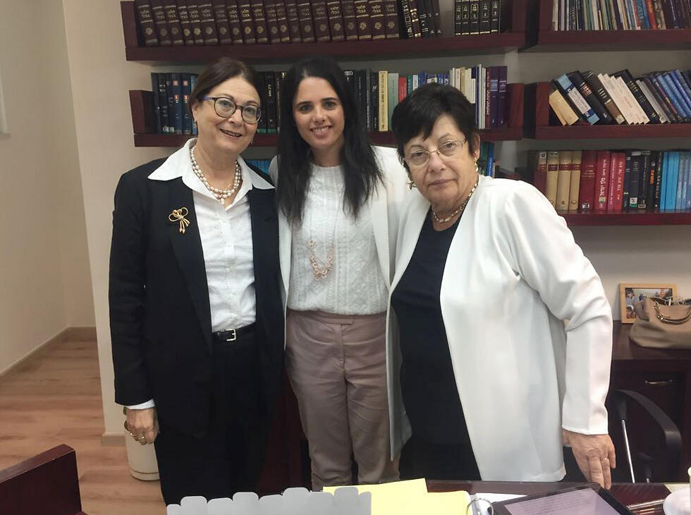 Мирьям Наор (справа), министр Аелет Шакед и будущая председатель Верховного суда Эстер Хают. Фото: минюст (צילום: דוברות שרת המשפטים) Мирьям Наор (справа), министр Аелет Шакед и будущая председатель Верховного суда Эстер Хают. Фото: минюст