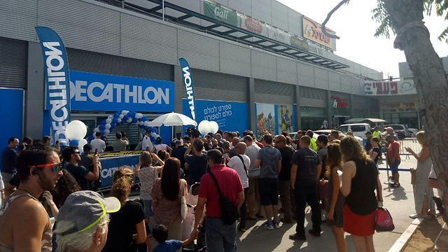 Открытие первого магазина сети. Фото: Цахи Саде (צילום: צחי שדה) Открытие первого магазина сети. Фото: Цахи Саде