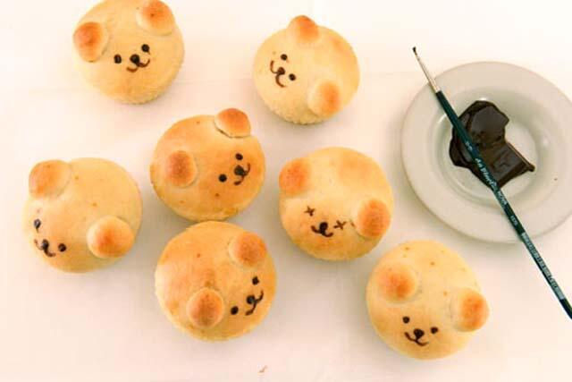 Нарисовать шоколадом глазки, нос и улыбку. Фото: Эфрат Москович (Фото: Эфрат Москович) Нарисовать шоколадом глазки, нос и улыбку. Фото: Эфрат Москович