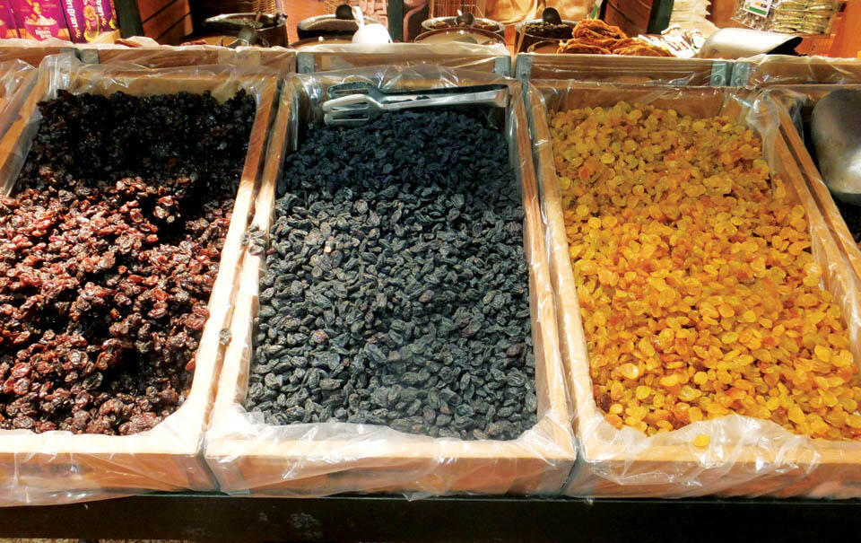 Изюм на прилавке израильского магазина (Фото Леон Левитас) Изюм на прилавке израильского магазина