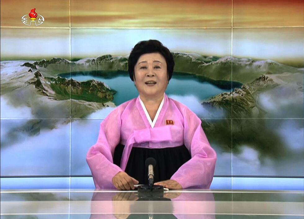 Диктор телевидения КНДР. Фото: AFP и KCTV