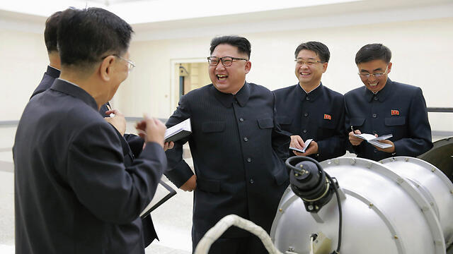 North Korean leader Kim Jong Un shown the nuclear weapon (Photo: EPA)