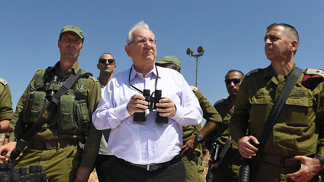 Генерал Авив Кохави (справа) и президент Реувен Ривлин во время учений. Фото: Марк Найман (ЛААМ) (צילום: מארק ניימן/לע"מ) Генерал Авив Кохави (справа) и президент Реувен Ривлин во время учений. Фото: Марк Найман (ЛААМ)