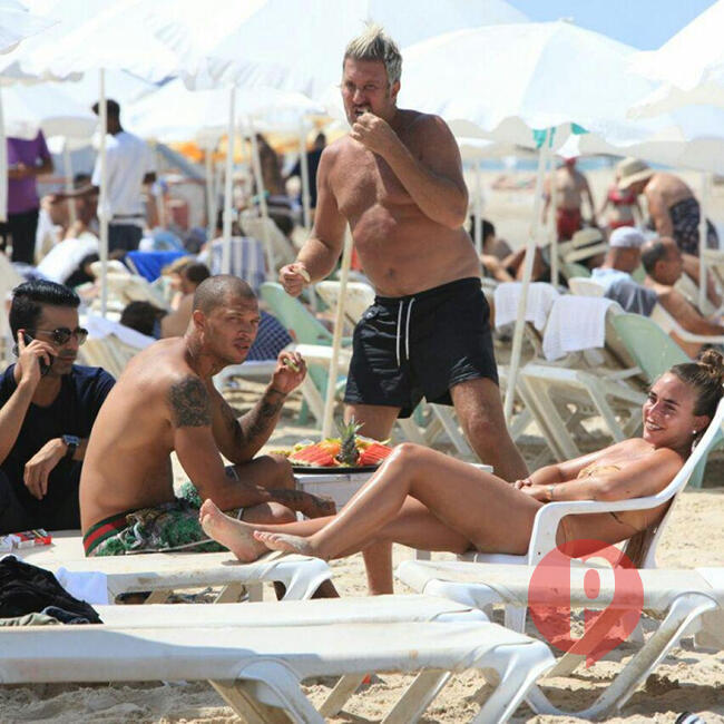 Микс с женой и агентом на пляже в Тель-Авиве (צילום: מוטי לבטון) Микс с женой и агентом на пляже в Тель-Авиве