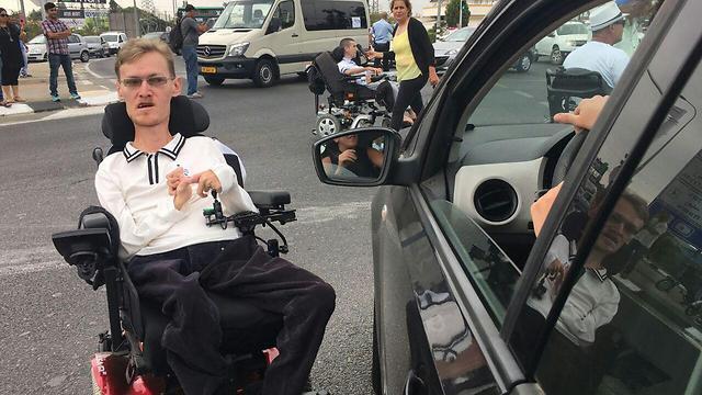 Алекс Фридман. Фото организации "Инвалид - не полчеловека" (צילום: ארגון "נכה, לא חצי בן אדם") Алекс Фридман. Фото организации "Инвалид - не полчеловека"
