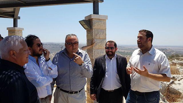 Samaria Regional Council Chief Yossi Dagan (R) and PES party Chairman Dr. Hugo Eric Flores to his right (Photo: Roee Hadi) (צילום: רועי חדי) Samaria Regional Council Chief Yossi Dagan (R) and PES party Chairman Dr. Hugo Eric Flores to his right (Photo: Roee Hadi)