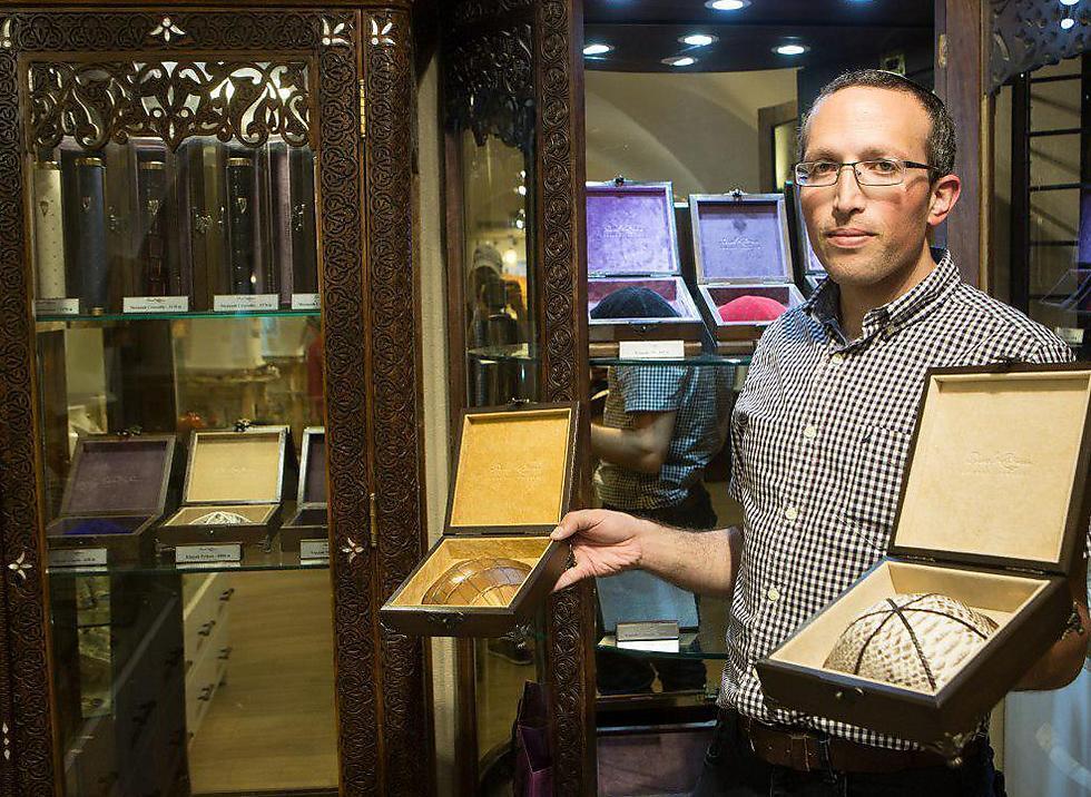 Eli Mordechai, owner of high-end Jerusalem boutique offering exotic kippot (Photo: Alex Kolomoisky) (צילום: אלכס קולומויסקי) Eli Mordechai, owner of high-end Jerusalem boutique offering exotic kippot (Photo: Alex Kolomoisky)