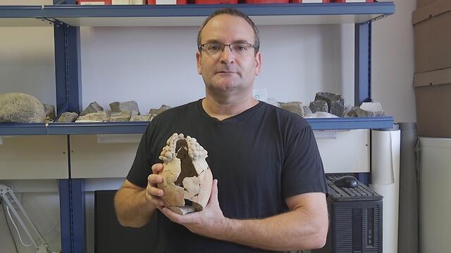 Проф. Розенберг с кувшином. Фото: Хайфский университет