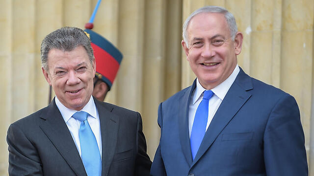 Netanyahu, right, with Colombian President Juan Manuel Santos (Photo: AFP) (צילום: AFP) Netanyahu, right, with Colombian President Juan Manuel Santos (Photo: AFP)