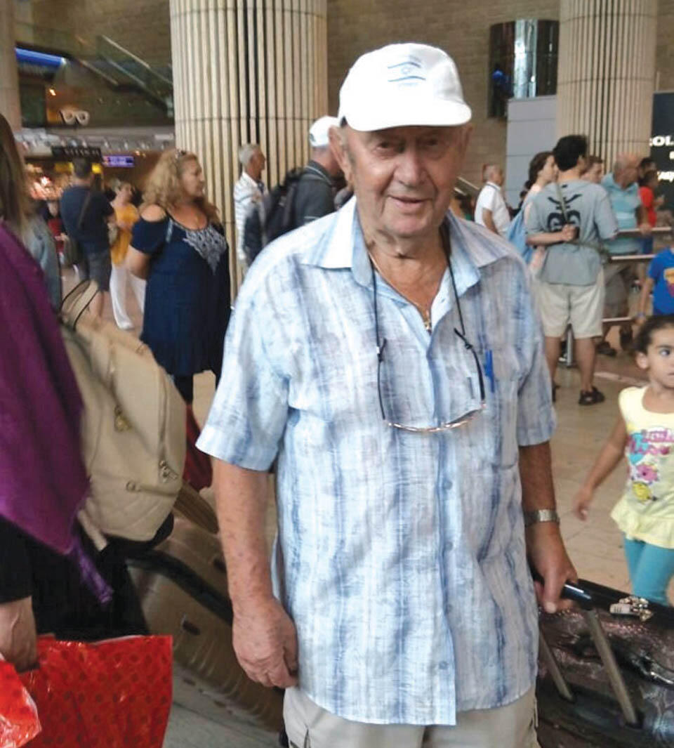 Борис Брезин в аэропорту. Фото из личного архива 