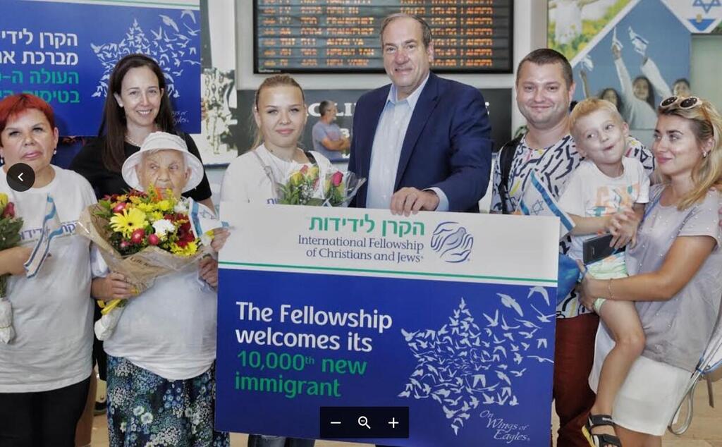 Встреча в аэропорту. Фото: пресс-служба Фонда дружбы