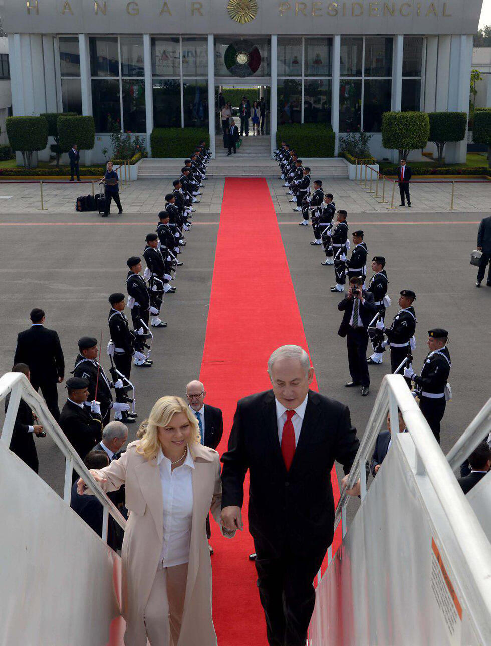 PM and Mrs. Netanyahu embark on plane to Mexico (Photo: Avi Ohayon, GPO) (צילום: אבי אוחיון, לע"מ) PM and Mrs. Netanyahu embark on plane to Mexico (Photo: Avi Ohayon, GPO)