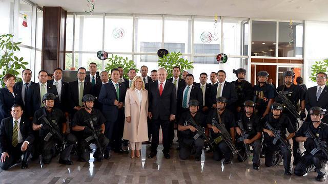The Netanyahus (C) under heavy security in Mexico City (Photo: Avi Ohayon, GPO) (צילום: אבי אוחיון, לע"מ) The Netanyahus (C) under heavy security in Mexico City (Photo: Avi Ohayon, GPO)