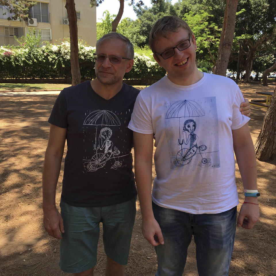 Все в семье носят футболки с рисунками младшей дочери (Шустикова ) Все в семье носят футболки с рисунками младшей дочери