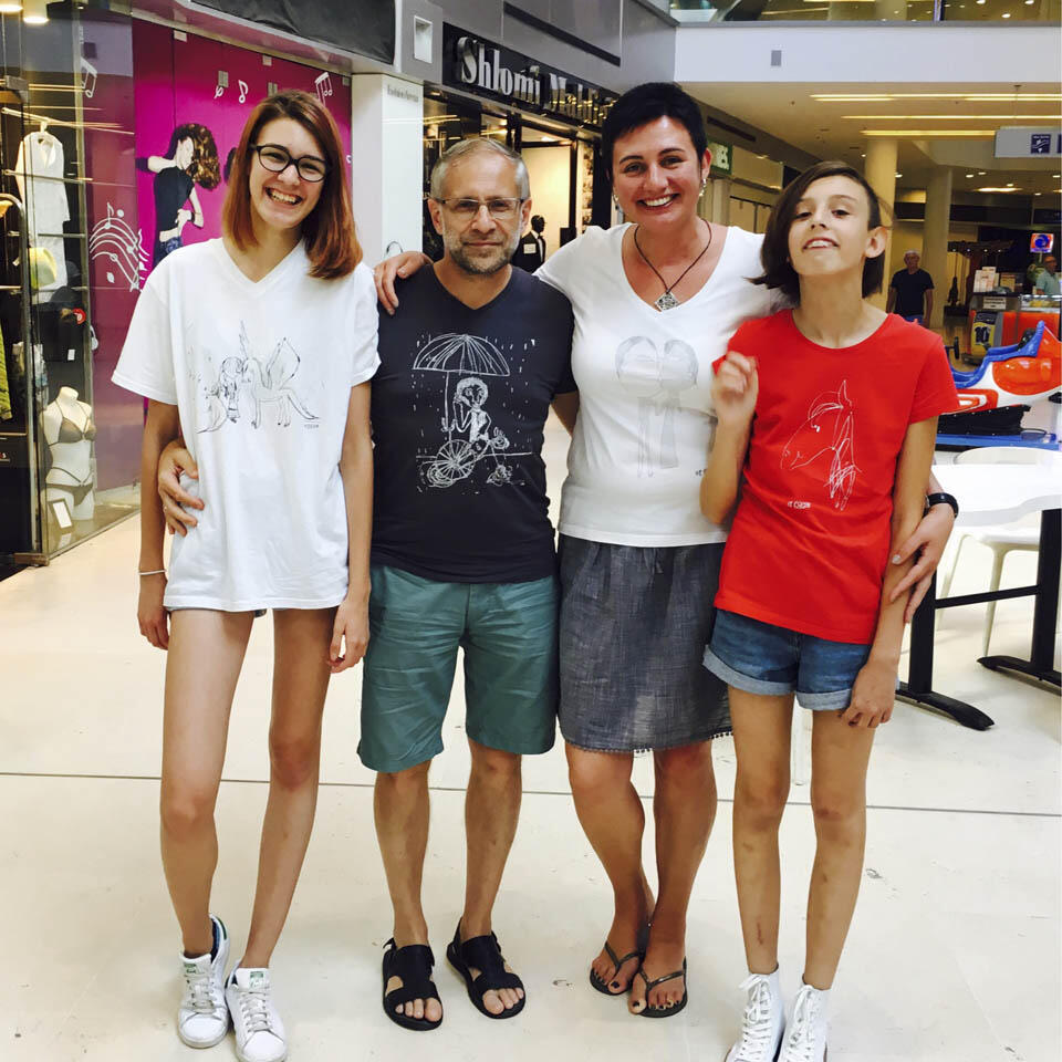 Соня в кругу семьи - с сестрой и родителями (Шустикова ) Соня в кругу семьи - с сестрой и родителями