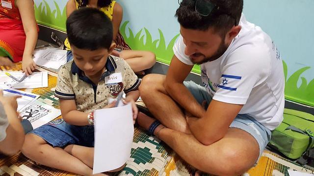 The discharged Israeli soldiers taught local schoolchildren in Mumbai English, math and environmental studies (Photo: Itay Blumenthal)