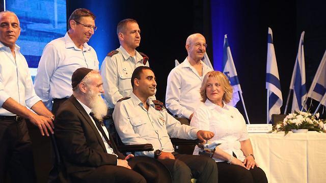 Siman-Tov along with two others receives the medal of honor (Photo: Motti Kimchi) (צילום: מוטי קמחי) Siman-Tov along with two others receives the medal of honor (Photo: Motti Kimchi)