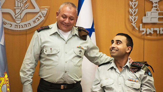 IDF Chief of Staff Gadi Eisenkot gives Siman-Tov his new colonel ranks (Photo: IDF Spokesman's Office) (צילום: דובר צה"ל) IDF Chief of Staff Gadi Eisenkot gives Siman-Tov his new colonel ranks (Photo: IDF Spokesman's Office)